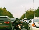 zlosliwe otwieranie drzwi przed motocyklista w korku