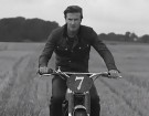 David Beckham na motocyklu pali gume na trawie