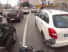Motocyklem w stolicy uprzejmi kierowcy