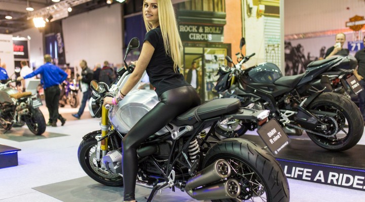 Targi motocyklowe Moto Expo 2017 BMW R Nine T hostessa z