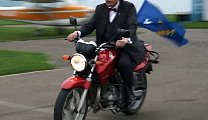 Korwin Mikke na motocyklu z
