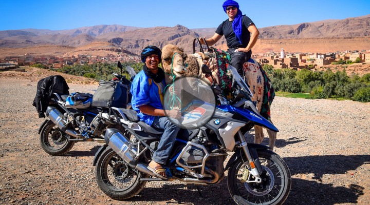 Maroko na motocyklu wielblad z