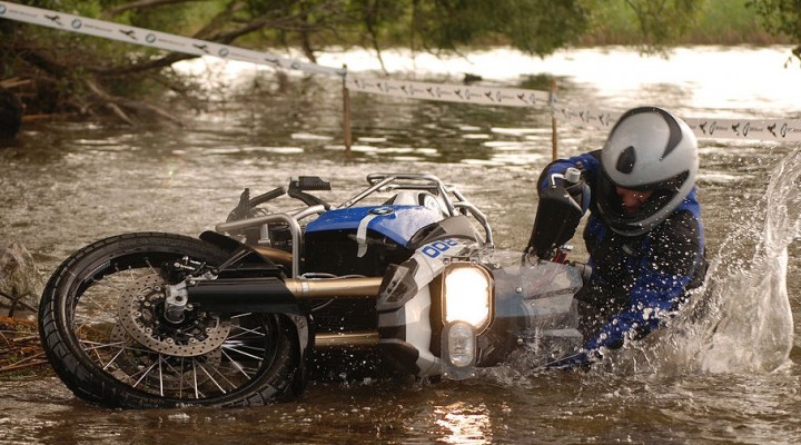 Motocykl w jeziorze gleba z