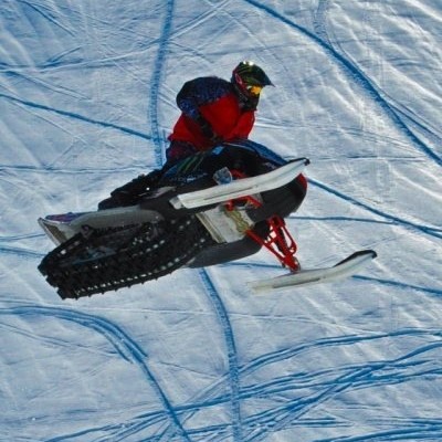 Paul Thacker skok na skuterze snieznym