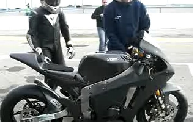 Motocykl Tech 3 Moto2 na torze