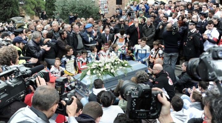 Pogrzeb Marco Simoncelliego - foto motogp com z