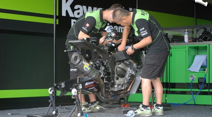 Team Kawasaki SBK praca nad motocyklem