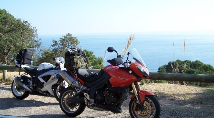 Motocyklem w Hiszpanii przy urwisku
