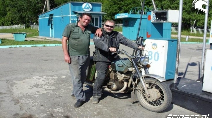 stacja benz wyprawa motocyklem do Magadanu