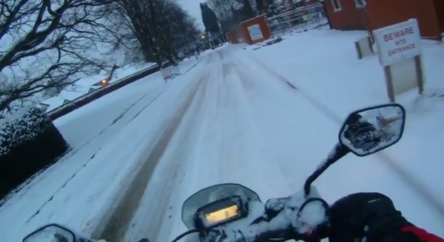motocylem w sniegu z