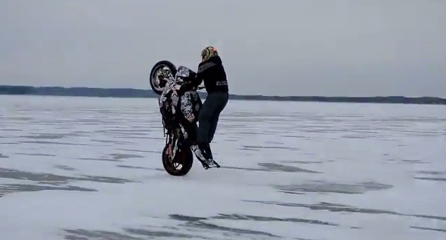 stunt na lodzie z