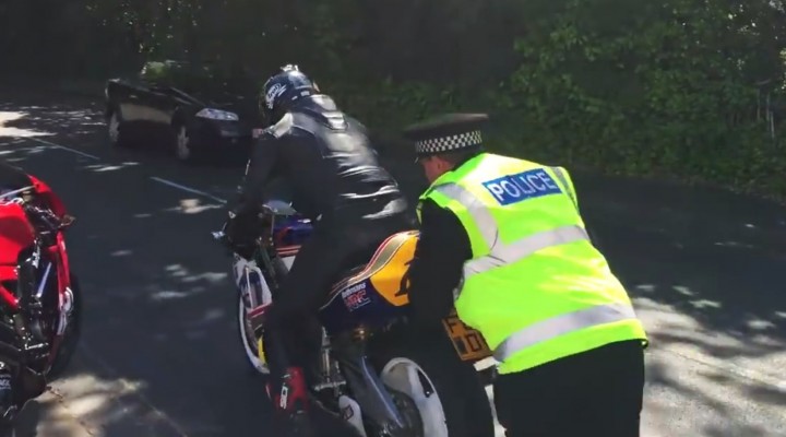 Policjant pomaga odpalic motocykl z