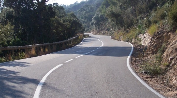 Motocyklem w Hiszpanii typowa droga w gorach z