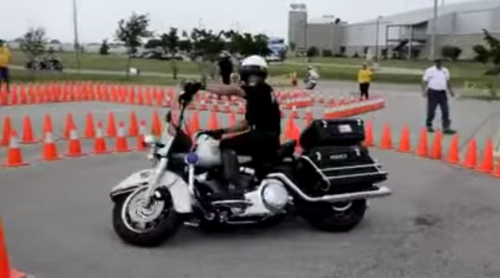 Policjant na motocyklu  z
