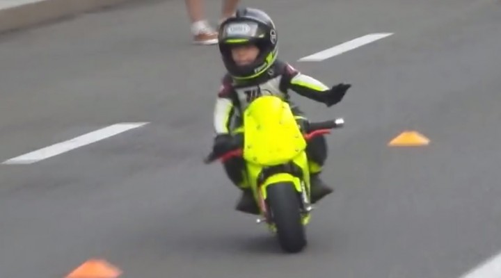 dziecko na moto z