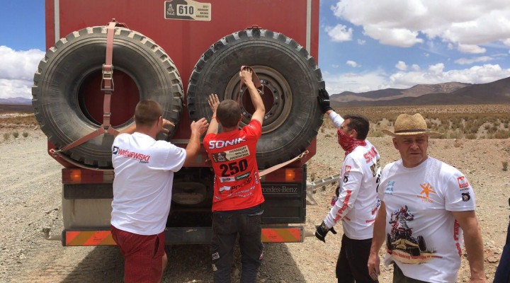 zmiana kola Rajd Dakar 2017 z
