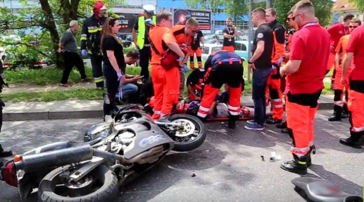 ratownicy ratuj poszkodowanego motocyklist  z