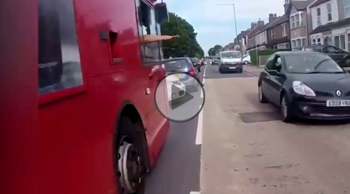 kierowca autobusu ratuje motocykliste z