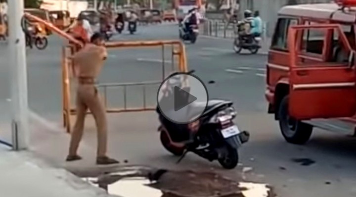Indyjski policjant demoluje skuter z