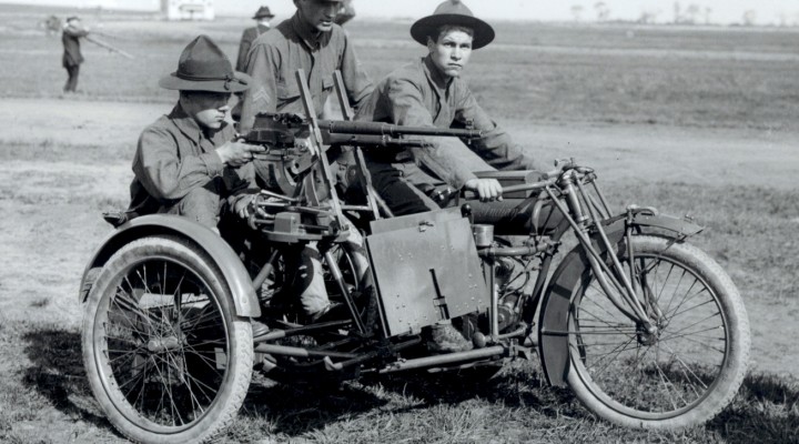 Amerykanski motocykl Indian z karabinem maszynowy na ramie wozka bocznego z