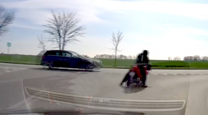 motocyklista wymusza pierwszenstwo na skrzyzowaniu