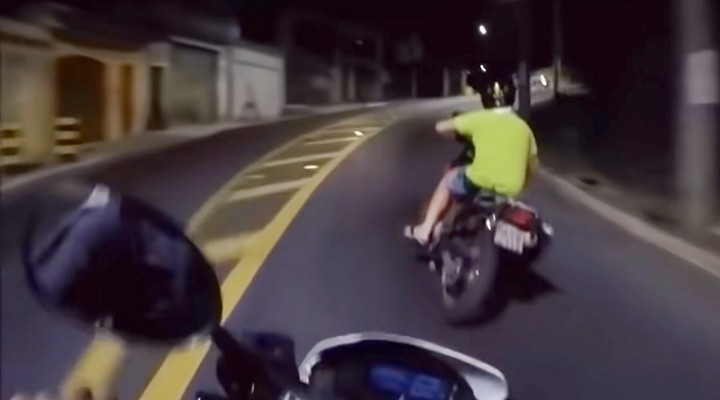 brazylia policyjny poscig motocyklista ucieka w klapkach i spodenkach z