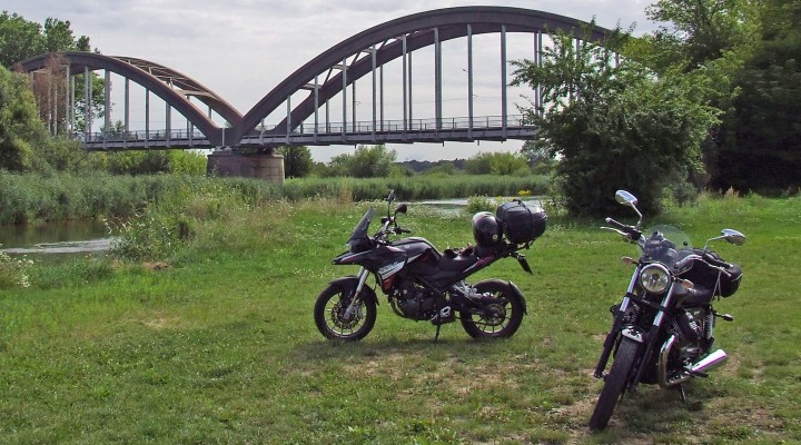 Kolo lukowego mostu w Bialobrzegach spinajacego brzegi Pilicy jest stanica wodna z
