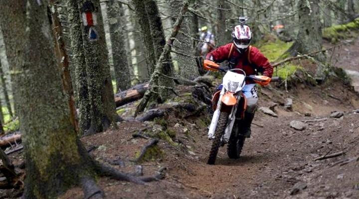jazda motocyklem po lesie z