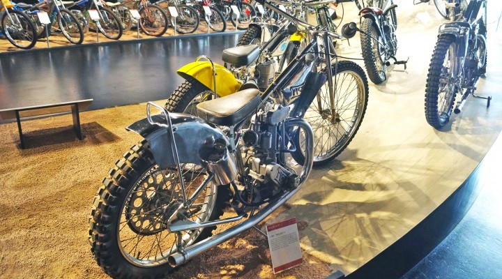 Polski motocykl zuzlowy FIS na ekspozycji w muzeum Haynes z