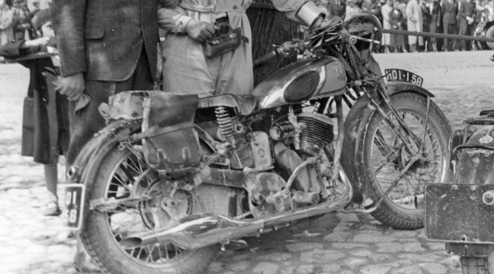 Jozef Docha w jasnym kombinezonie przy motocyklu Sokol 600 z