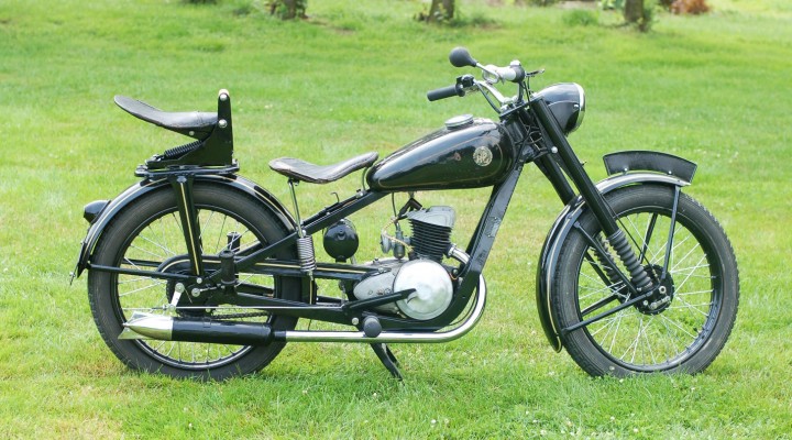 Motocykl SHL 125 M05 z dobrze widocznym oryginalnym malowaniem na zbiorniku paliwa z