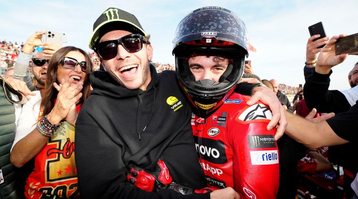 Mistrz swiata MotoGP 2023 Pecco Bagnaia i Valentino Rossi