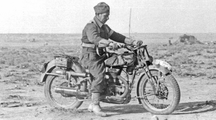 Motocykl Gilera LTE zdobyty przez polskich zolnierzy podczas walk w Afryce Polnocnej w 1940 roku z