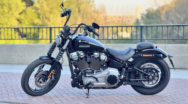 Harley Davidson Street Bob 117 lewy bok z