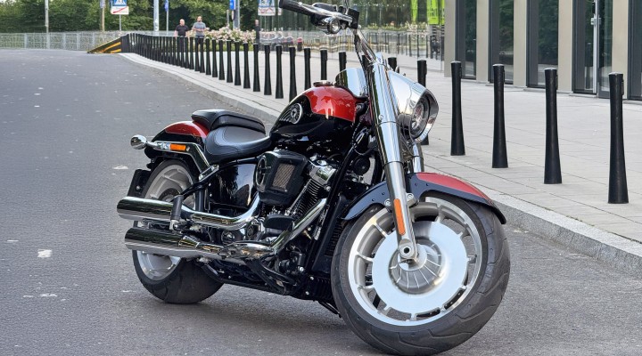 Harley Davidson Fat Boy 117 2025 na drodze z