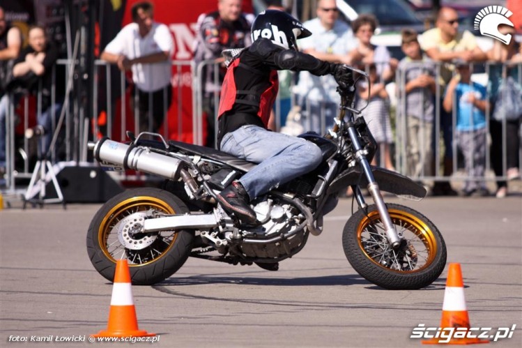 http://foto.scigacz.pl/cache/imgs/_w750/gallery/galerie/Finalowa_runda_Gymkhany_w_Markach/przechyl_supermoto.jpg