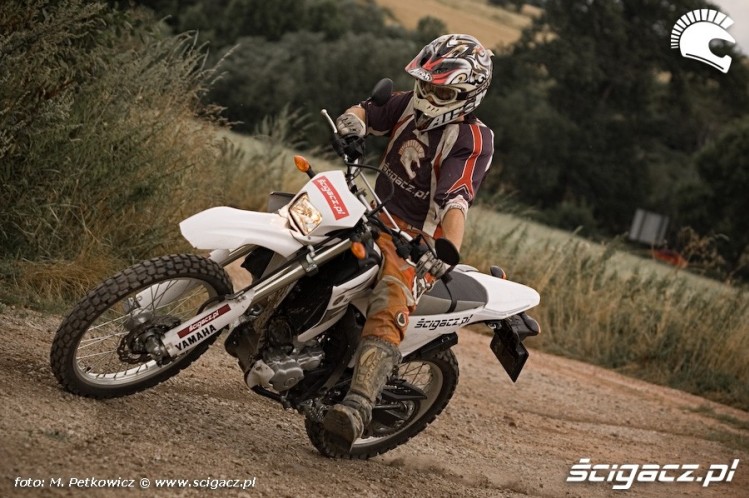 http://foto.scigacz.pl/cache/imgs/_w750/gallery/publikacje/Pierwszy_motocykl_najlepsze_pomysly/yamaha_wr250r_zakret_mikulski.jpg