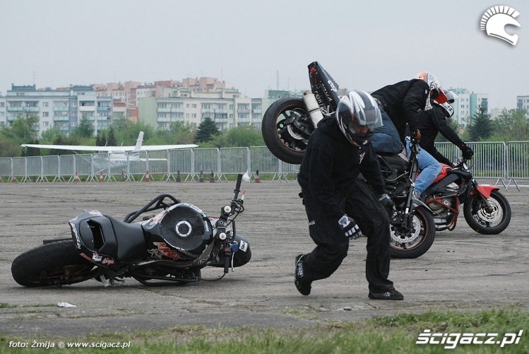 Wypadek_motocyklowy_w_trakcie_stunt_pokazu.jpg