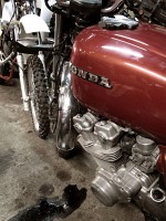 Nostalgiczny garaz Honda zbiornik