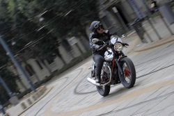 miejski patrol jazda Moto Guzzi V7 Racer