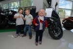 Dzieciaki w salonie motocyklowym