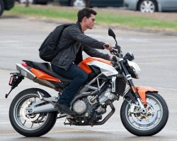 wilkolak na motocyklu Taylor Lautner Aprilia Shiver