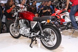 czerwona Honda CB1100 2013