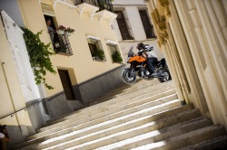 wheelie na schodach KTM Supermoto T ABS