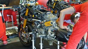 przy motocyklu Aruba Ducati Corse World Superbike Team  m