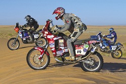 Dakar 2006 motocykle gdzies na Saharze