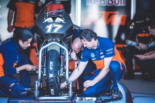KTM RC16 Box Misano 2016 mechanicy