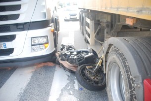 Wypadek motocyklowy ciezarowki