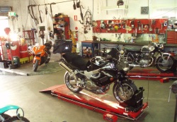 warsztat motocykl na stojaku