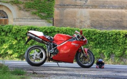 Ducati 998 zaparkowane